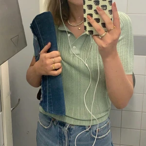 Zara tröja - Glittrig o turkos tröja i stickat liknande material. Köpt på plick men org. Zara