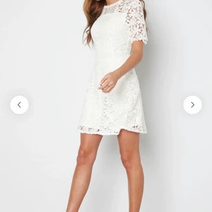 Studentklänning  - Säljer min fina studentklänning, storlek 32. Enbart använd på studentdagen, som ny.🌸