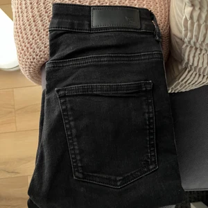 Svarta skinny jeans  - Svarta skinny jeans från bikbok i modellen ” Higher flex 99 ankle “. Använda fåtal gånger! Köparen står för frakten💕
