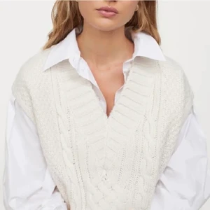 Slutsåld stickad väst från HM - Helt slutsåld stickad väst köpt från HM. Säljes pga att den ej kommer till användning, endast använd vitt ett tilfälle så i nyskick! 