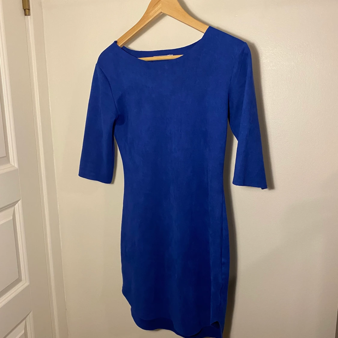 Mörkblå klänning i mocka