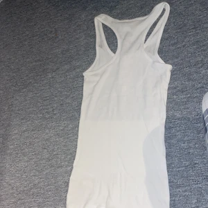 Linne  - Ett långt vitt linne med vita knappar, ribbat tyg. Storlek S. Kommer inte ihåg när ja köpte de men använder aldrig 