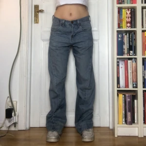 Baggy Levis jeans - Superkattiga, baggy Levis jeans med en ficka Levis Midjemåttet: 39cm rakt över Innerbenslängden: 83cm