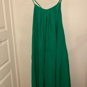 Grön lång klänning med lös passform - En superskön grön klänning med lös passform och smala band samt i ett lugnt tyg.