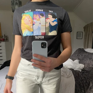 T-shirt - En t-shirt med ett härligt print! Föll direkt för den när jag såg den men säljer den då den har bara har legat i garderoben😆 Den är verkligen som ny🥰 Frakt tillkommer✨