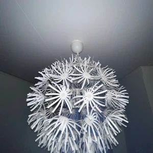 Taklampa från Ikea  - Lampa i bra skick. Passar bra till vilket rum som helst. Vit och stor med fina mönster. Vi säljer två styckna av samma lampa två för 1099kr, en för 650kr. Kan bara mötas upp i Stockholm. 