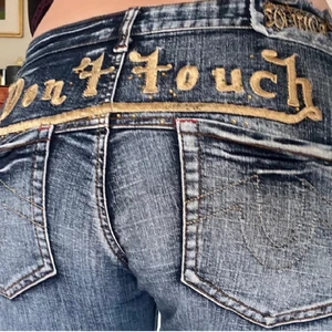 Dont touch jeans - Hej säljer dessa jeansen där det står dont touch där bak, säljs pga för stora för mig :/ Midjemått är 80cm, hör av er om ni är intresserade