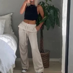 Linnebyxor  - Säljer dessa skit snygga linnebyxor från hm som är helt slutsålda!! Säljer eftersom de är lite för stora. Pris kan diskuteras!