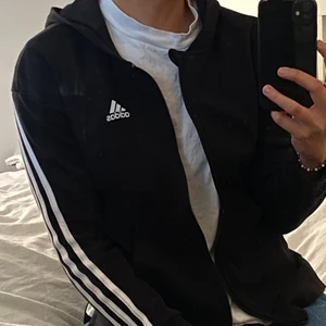 Adidashoodie - Hoodie från adidas, näst in till ny. Väldigt skön att ha till vardags eller när man tränar 