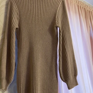 Rosa beige kläning - Jag säljer denna för att den inte ALLS kommer till användning säljer denna billigt, aldrig använt❤️intresserad eller fler bilder kontakta, alltid snabba svar☺️