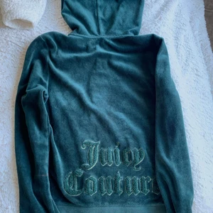 Juicy couture hoodie - Säljer min juicy couture tröja då den inte kommer till användning längre. Använd flertal gånger men är i fint skick. Storlek L men passar även S då den är ganska liten i storleken. ❤️❤️