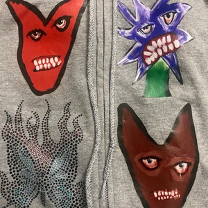 Abundant zip up hoodie - Säljer denna sjukt balla zip up hoodie från Abundant brands för att jag inte använder den! Jättebra skick förutom att några få rhinestones har åkt av men det är inget man lägger märke i. Köptes för 700kr! Säljs för 450kr! Köparen står för frakt💜