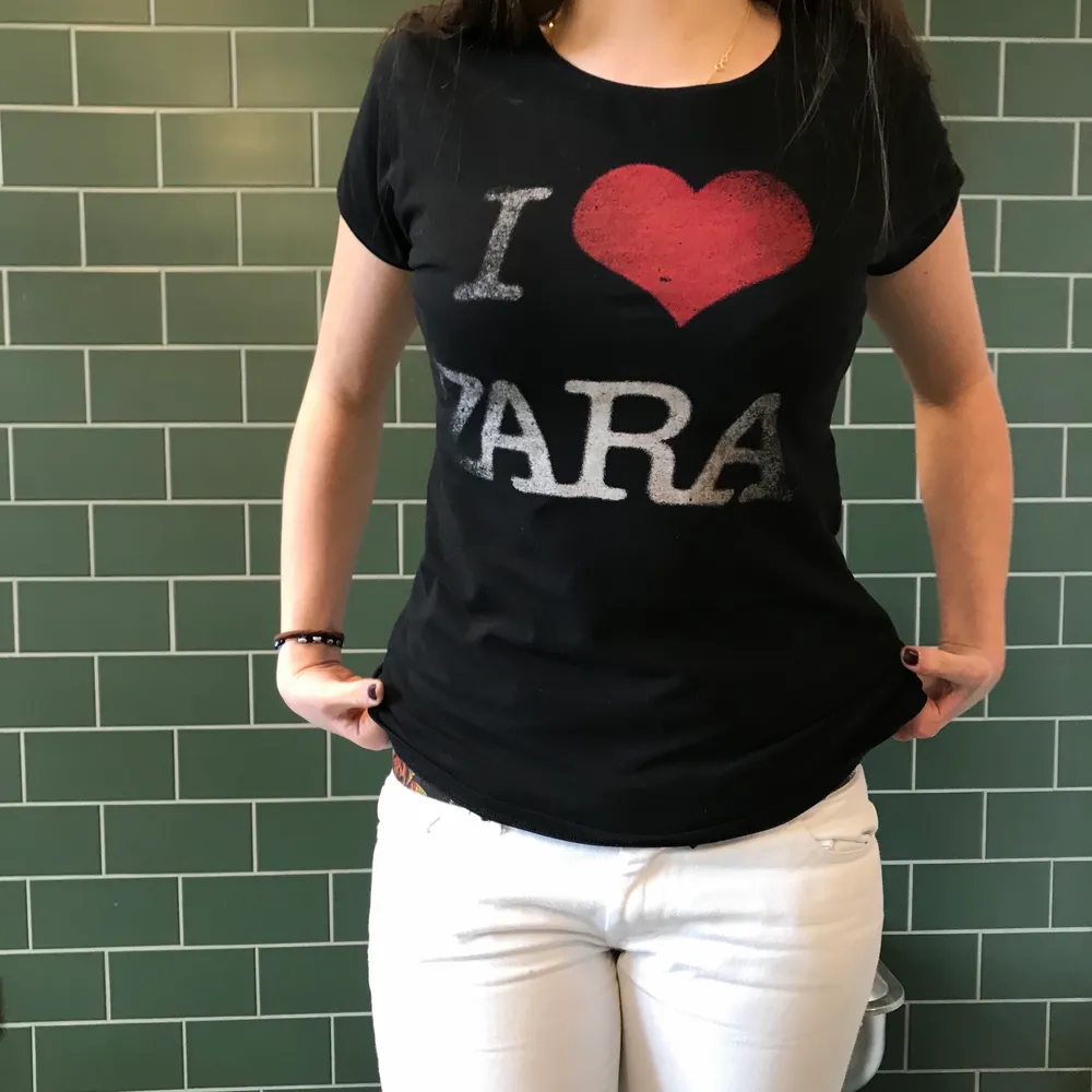 Det står I ❤️ Zara. Storlek XS, passar dock större också. Pris går att diskuteras vid snabb affär. T-shirts.