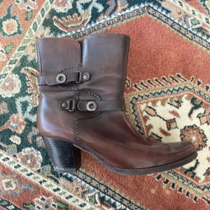 bruna stövlar - vintage bruna läderboots från märket marco tozzi, knappt använda. stevie nicks vibe🌼🪰🍃🪐enda defekten syns på bild 3