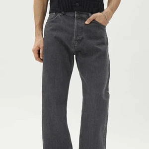 Gråa weekday jeans  - Herr jeans från weekday i storlek 30/32. Dom är helt oanvända och säljs då dom inte passade. Hjälper min kille att sälja dem. Nya kosta dom 600kr 