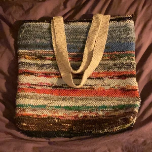 Vävd tygväska  - Vävd tygväska. 45cm hög, 40 cm bred, 3cm djup, 30 cm band.