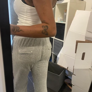 Juicy couture mjukis - Säljer mina mjukisbyxor från juice couture(äkta)  pga att dom blivit förstora i o med viktnedgång. Dom är fint skick Köpta för 1000 kan ta bud från 450. Eller köp direkt för 650 Storlek M. Tvättas innan såklart!🤎