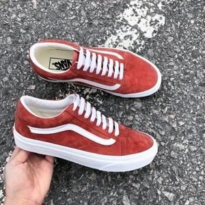 Vans Mocha Size 36.5 - Knappt använda, som nya förutom lite smuts på kanterna. Färgen ser ut som på den första bilden. Nypris ca 700-800kr.