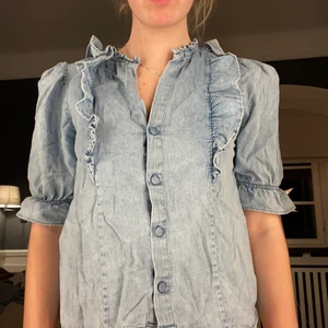 Zara jeansblus - Jeans blus/skjorta från zara med volanger. Använd fåtal gånger. ❤️