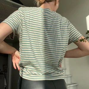 Randig T-shirt  - Randig T-shirts från Pull&Bear i Storlek XL men är väldigt liten i storlek då jag är S vanligtvis.