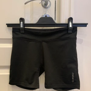 SOC träningsshorts  - Svarta träningsshorts från SOC. Storlek 146/152 men sitter som XS.