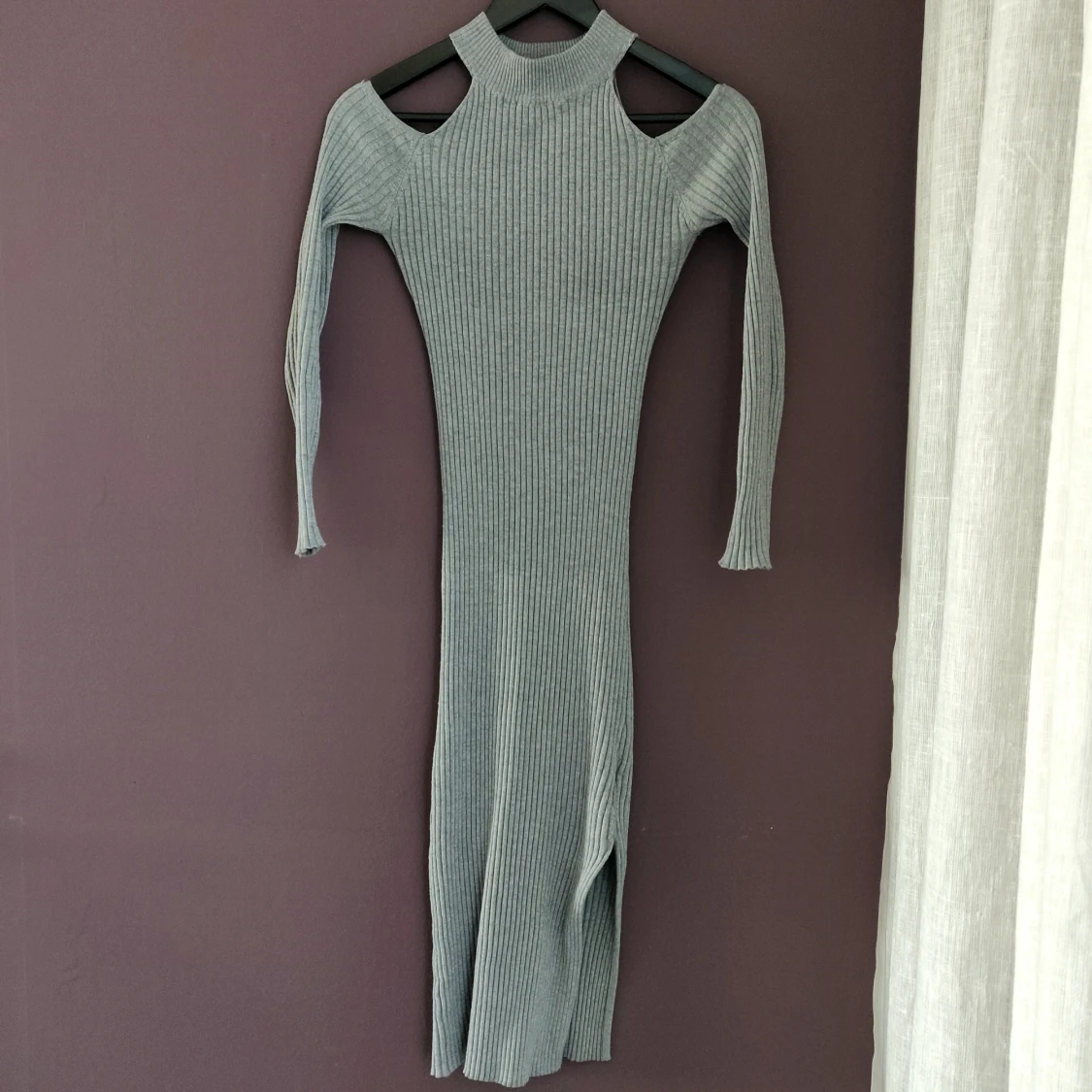 Grå långklänning med öppna axlar - 90