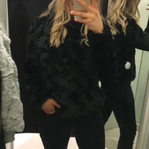Fejk päls jacka - Fejk päls jacka från Vero Moda, använd fåtalet gånger. Frakt ingår inte i priset! ☺️