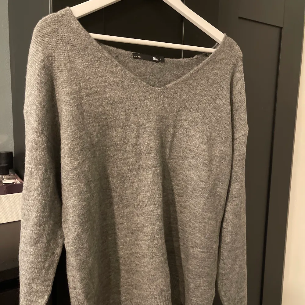  En basic grå tröja med stickat matrial från Lager 157 , V - Ringad   |    Aldrig använd   |     Orginal pris : 200kr Nypris : 100kr       |     Läs bion för fler frågor. Stickat.