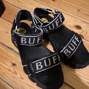 Skirsnygga buffalo sandaler, använt någon enstaka gång. Dom är en aning för små för mig därav säljer jag dem. Skit snygga till sommaren! 