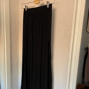 Långkjol med slits - Svart långkjol med två slits! Från Bikbok storlek XS. Köpare betalar frakt. 