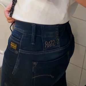G-star jeans - Säljer dessa lågmidjade jeansen från g-star. Dom har snygga detaljer där bak och dom är thigta sen lite lösa nertill❤️‍🔥 lassar i bra i längden på mig som är 175 lång❤️‍🔥