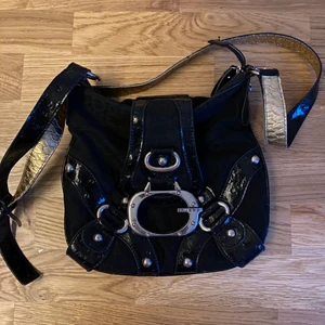 Guess väska - Säljer min älskade guess väska, astrendig❤️‍🔥 banden går att justera till ens föredragna längd! I bra skick och med snyggt leopardmönster innuti