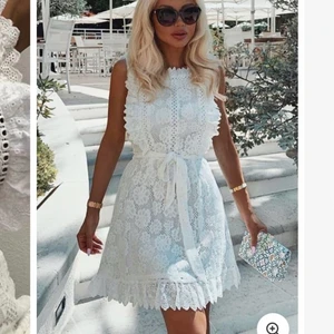 Studentklänning - Säljer denna studentklänningen från DM retro! Aldrig använd 😌 frakten tillkommer 