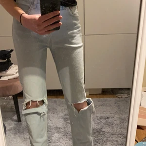Jeans med hål från zara - Straight jeans med hål från zara i storlek S. Använd ett fåtal gånger. Skriv för fler bilder eller andra frågor💖