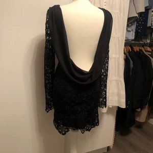 Svart festklänning stl 36, super sexig!  - Svart festklänning stl 36, super sexig! Klänningen som kommer från Nelly eve har en djup urringning i chiffong  och lyxig spets 💕 Jag älskar den och har den i både svart och vitt( titta gärna på annonsen på den vita) tyvärr är de för små för mig nu 🥺 Använd endast ett par gånger 😃 Passar dig med stl 34-36