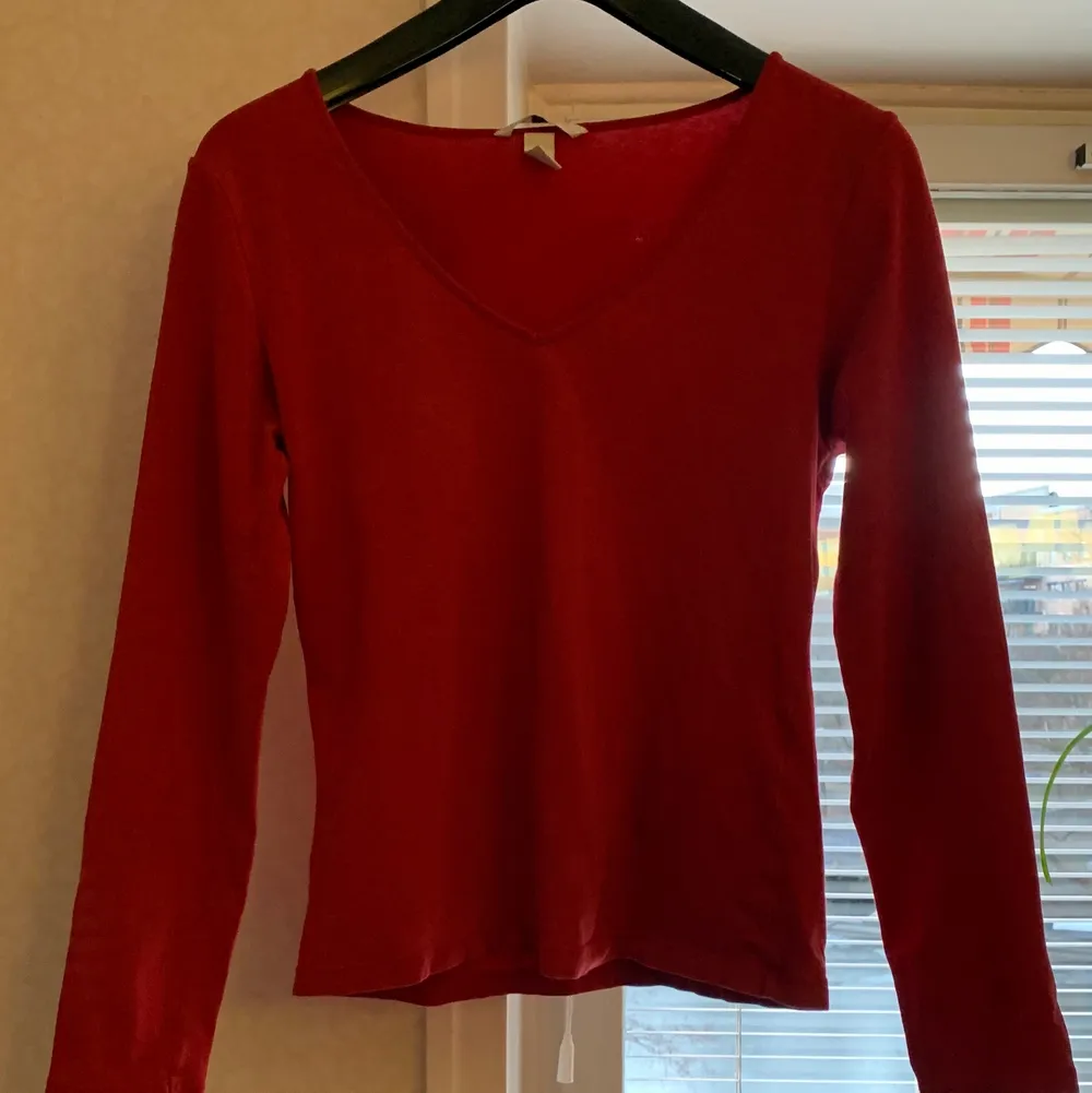 Röd långärmad tröja använd ett fåtal gånger . Toppar.