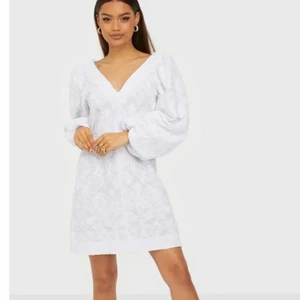 Superfin vit klänning från samsoe samsoe - Vit klänning från samsoe samsoe köpt från nelly.com. Endast använd förra året som studentklänning, och var så fin, perfekt som det. Men är som ny skick, nypris 1599kr