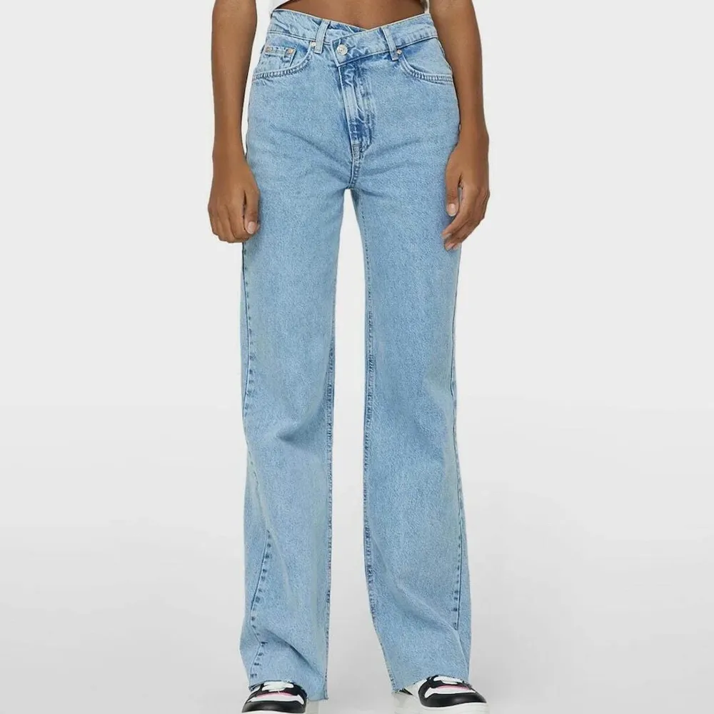 Väldigt snygga jeans med perfekt blå färg och dessutom cool asymmetrisk knäppning!! Sitter så bra på en, men tror dessa skulle passa någon som är ca 160-165 cm, då jag är 168 & tycker dom är liiiite korta. Iallafall om man vill ha de här med att byxorna ligger lite över skor osv. Från Strandivarius. Originalpris: 359kr. Köpare står för frakt(66kr)! Använt dom ca 4 gånger. Storlek 34, men passar även 36(vilket jag egentligen är).. Jeans & Byxor.