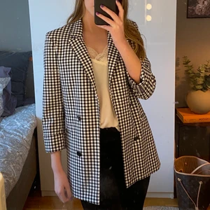 Rutig kavaj - Säljaren står för frakt. 