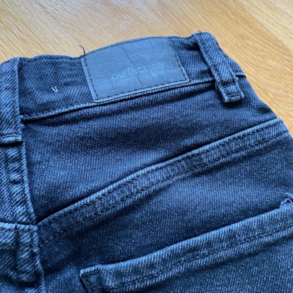 Säljer att par jeans från Ginatricot, jeansen är i bra skick. Jeans & Byxor.