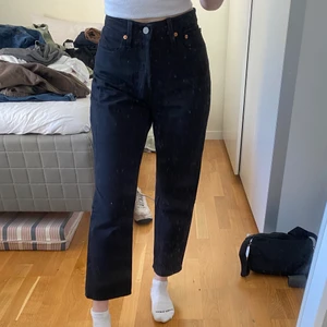Levisjeans  - Svarta, nästan helt oanvända jeans från Levis i modellen Wedgie straight storlek 27. Säljar då de e förstora för mig som vanligt vis har 24. Jag är även 161 cm för referens 