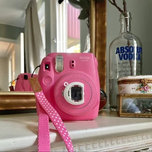 Instax mini 9 - Säljer min älskade kamera då jag använder min andra kamera mer. Så rolig grej att ha med på fester, middagar & andra tillställningar. Man får bilderna direkt i handen! OBS! Du köper till bilderna själv på typ claes olson eller teknik magasinet