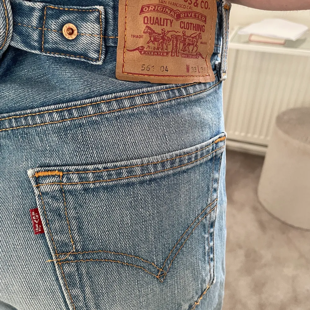 Säljer min pappas gamla ljus blåa jeans från 90-talet, i storlek W33 L34. Passar även tjejer! Skriv för mer bilder❤️. Jeans & Byxor.