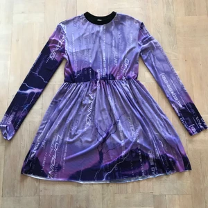 Collusion klänning - Klänning i meshtyg med långa ärmar. Längd på klänningen är ovanför knäna. Mkt stretchig i tyget. Använd en gång. Köpt på Asos.