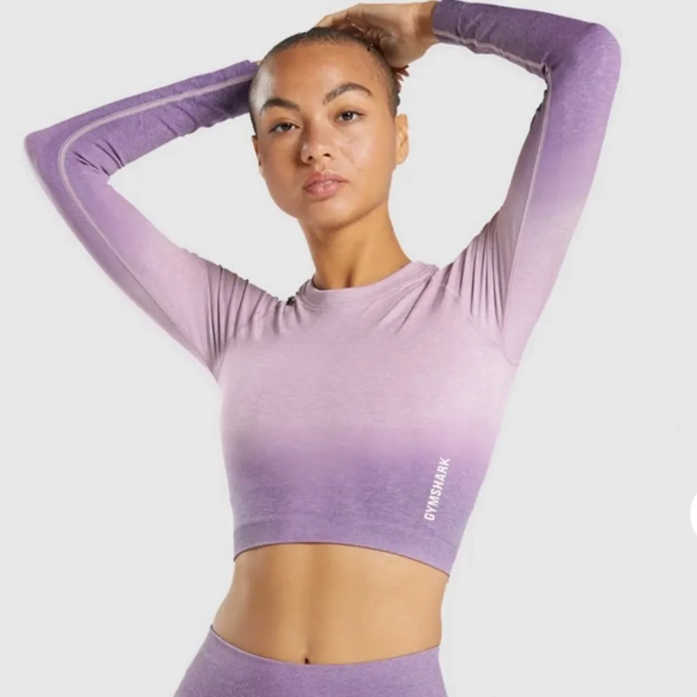 Säljer denna super fina lila gymshark topp i storlek S. Denna är helt ny och aldrig använd - säljer den då jag har en liknande! Ordinarie pris: 499, men säljs för 250 inklusive frakt!!🥰. Hoodies.