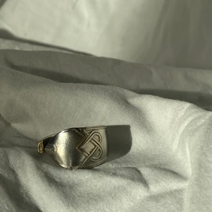 Ring - En jättecool ring med tryck! Omkretsen är 7,5 cm & klassas som L/XL. Alla pengar går till WWF! Köparen står för frakt! ❤️