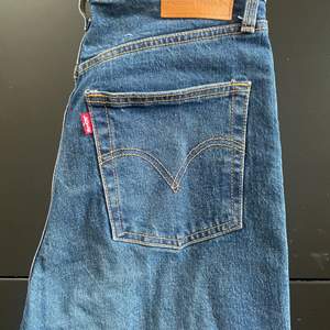 Ett par Levis bootcut jeans i storlek 28. Använd 1-2 gånger. 