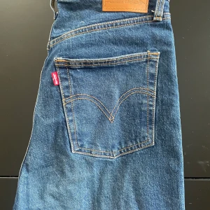 Levis bootcut jeans  - Ett par Levis bootcut jeans i storlek 28. Använd 1-2 gånger. 