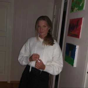 Hoodie - Säljer denna vita gosiga hoodie, riktigt mysig och skön🥳 Tyvärr finns inte banden kvar då jag tyckte den var snyggare utan band, övrigt helt felfri😁