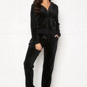 Juicy couture byxor - ❗️Lägger ut igen pga oseriösa köpare❗️ Säljer mina juicy byxor eftersom dom är en aning för små för mig. Dom köptes i somras och är väldigt sparsamt använda och är därmed i nytt skick. I storlek xs men passar utan problem S. Skriv privat för fler bilder eller frågor🥰                           